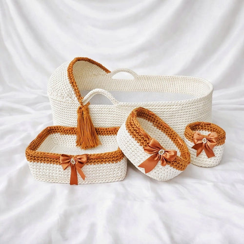 Lit de bébé avec des paniers